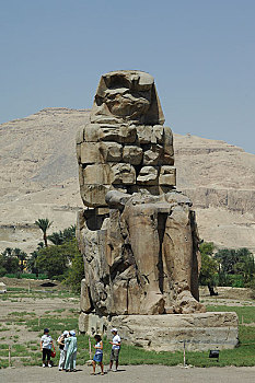 埃及梅农巨像