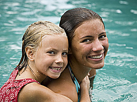 两个女孩,游泳池