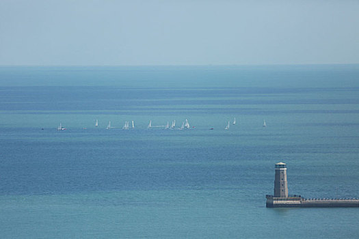 山东省日照市,碧波万顷帆影点点,海龙湾畔风景如画