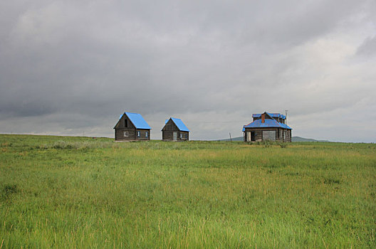 中国内蒙古呼伦贝尔草原与木屋景观