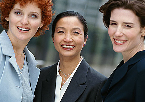 三个,职业女性,并排,看镜头,微笑