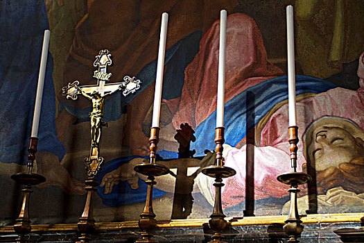 教堂内的烛台和十字架