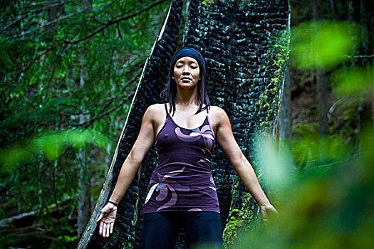 女人,练习,瑜珈,靠近,清水,河,不列颠哥伦比亚省,加拿大