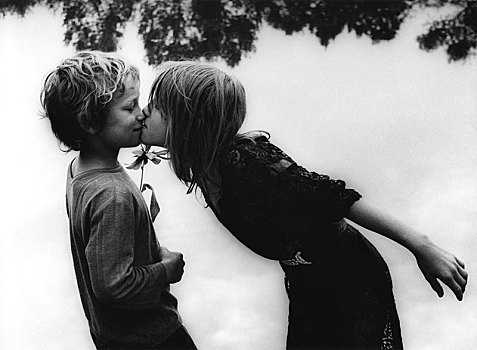 两个孩子,吻,70年代,精准,地点,未知,捷克共和国,欧洲