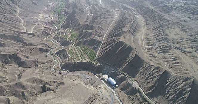 新疆哈密,航拍天山山区的地质构造与山区公路