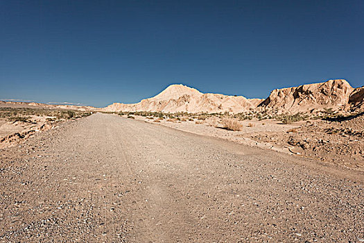 中国西部荒野道路