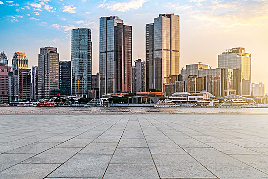 上海外滩建筑景观和城市广场沥青路面