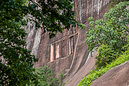 广东韶关丹霞山中国红石公园登山道旁的摩崖石刻