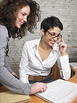 两个,微笑,职业女性,工作,笔记本电脑,布鲁塞尔,比利时