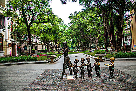 广东广州市沙面步行街青铜雕塑,音韵悠悠