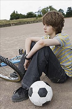青少年,自行车,足球