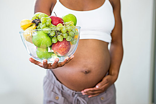 孕妇,拿着,玻璃碗,满,水果