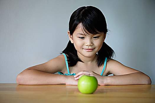 小女孩,桌子,看,青苹果