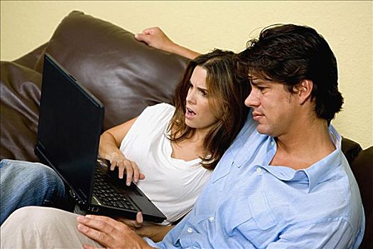中年,女人,笔记本电脑,男人,坐,旁侧