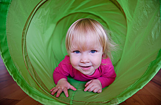 小女孩,粉色,衬衫,爬行,绿色,玩,隧道,德国,欧洲