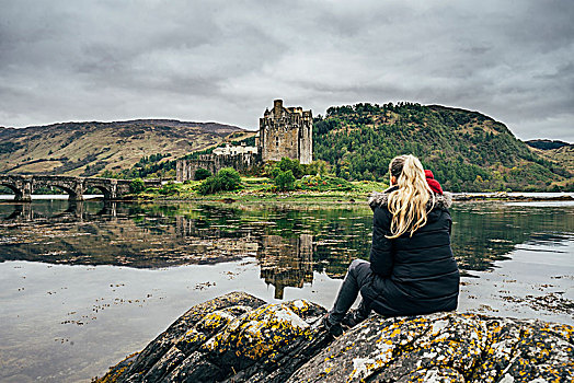 女人,享受,风景,遥远,水岸,城堡,苏格兰
