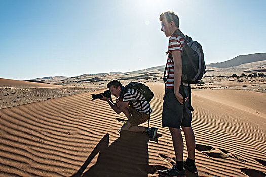 两个,青少年,站立,沙丘,照相,索苏维来地区,纳米布沙漠,区域,纳米比亚,非洲