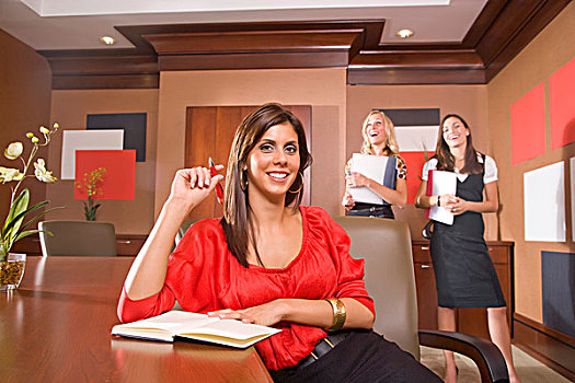肖像,年轻,时髦,职业女性,红色,坐,会议室,女人,背景
