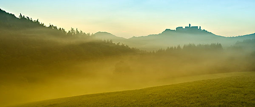 德国,图林根州,瓦尔堡,日出,晨雾