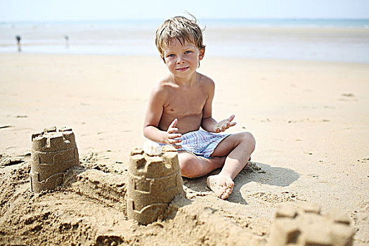 小男孩,制作,沙堡,海滩