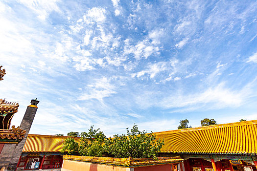 蓝天白云下北京故宫的飞檐走兽,红墙黄瓦,烟囱