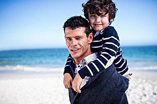 父亲,给,肩扛,儿子,海滩