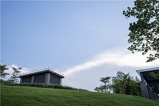 羊城广州夏天天河公园绿色草地小房子蓝蓝天空白云