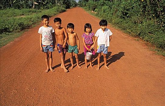 越南,湄公河三角洲,五个,乡村,孩子,站立,赤足,土路