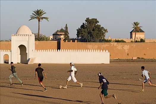 摩洛哥,玛拉喀什,青少年,玩,足球,正面,城墙