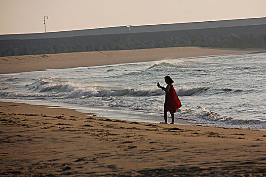 海边自拍的女孩
