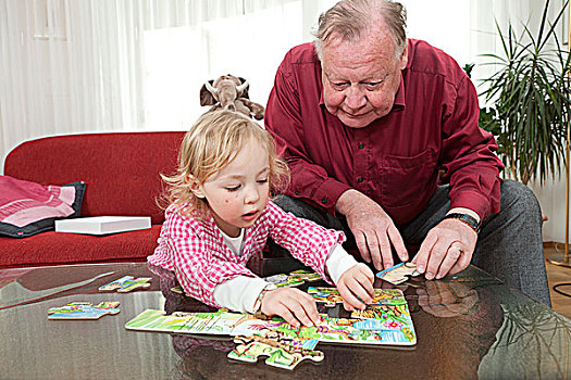 爷爷,孙女,3岁,工作,拼图