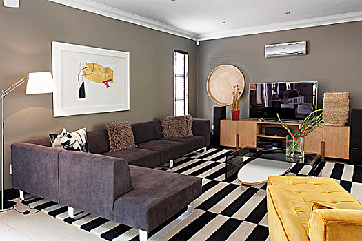 现代,角,沙发,黄色,躺椅,黑色背景,白色,地毯,客厅,墙壁