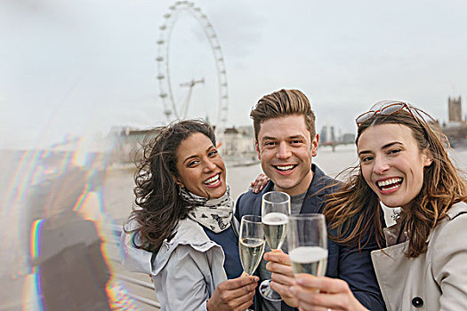 头像,热情,微笑,朋友,庆贺,祝酒,香槟,靠近,千禧轮,伦敦,英国