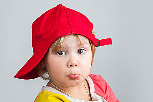 棚拍,肖像,有趣,迷茫,女婴,红色,棒球帽,上方,灰色,墙壁,背景
