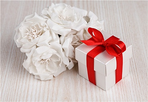 白花,礼盒,红丝带