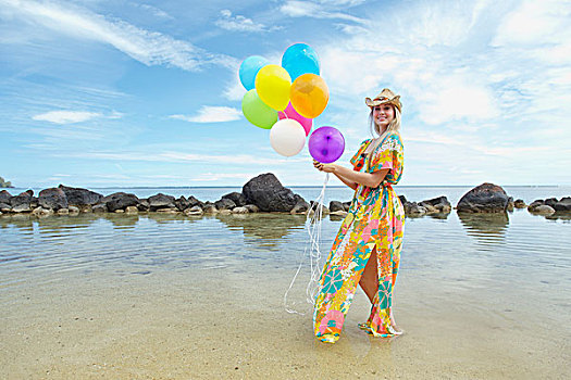美女,花,服装,站立,海滩,拿着,一些,彩色,气球,考艾岛,夏威夷,美国