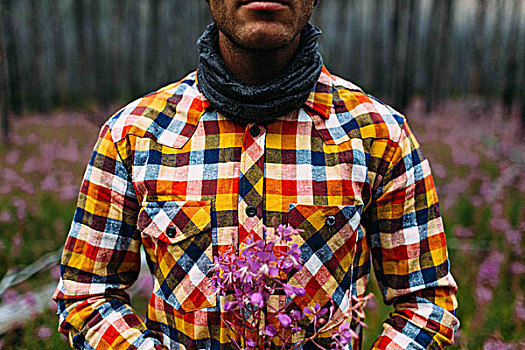 局部,风景,中年,男人,穿,格子衬衫,拿着,野花,冰碛湖,班芙国家公园,艾伯塔省,加拿大