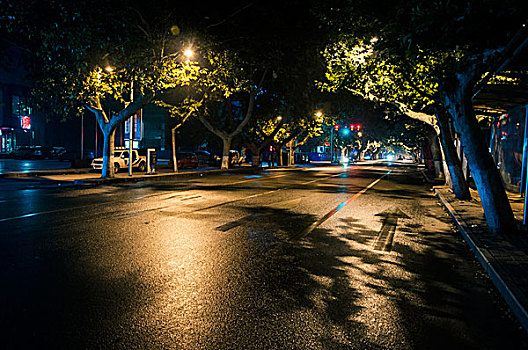 城市夜晚的道路