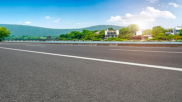 柏油马路公路和蓝天白云
