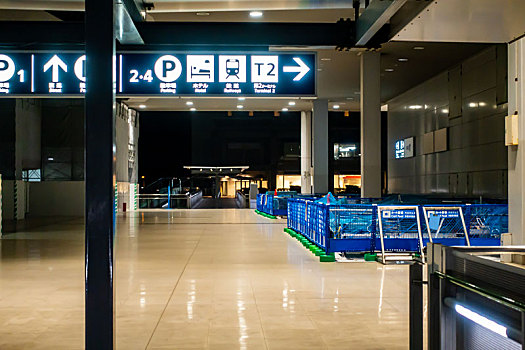 日本关西国际机场的方向指示牌