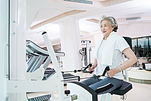 老年女子在健身房健身