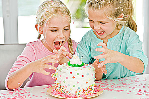 两个女孩,看,生日蛋糕