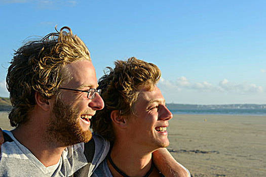 两个,年轻,男人,笑,搂抱,布列塔尼半岛,法国,欧洲