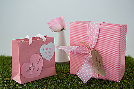 粉色,礼包,礼盒,心形,标签,草地
