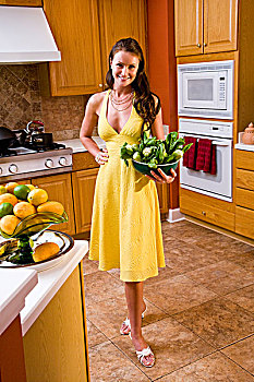 女青年,黄色,太阳裙,站立,厨房