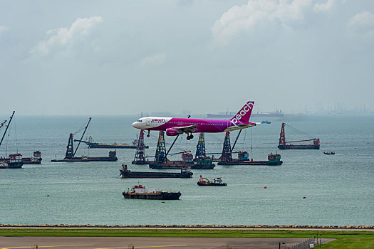 一架日本乐桃航空的民航客机正降落在香港国际机场