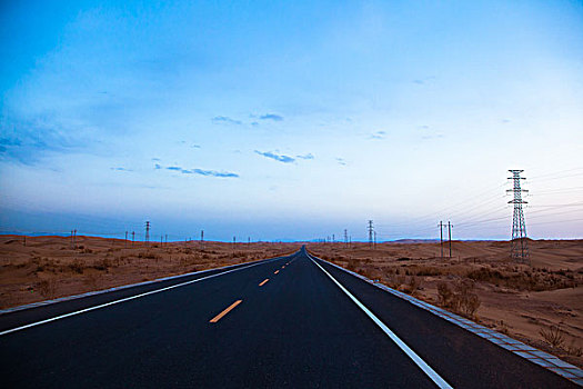 穿过沙漠的公路