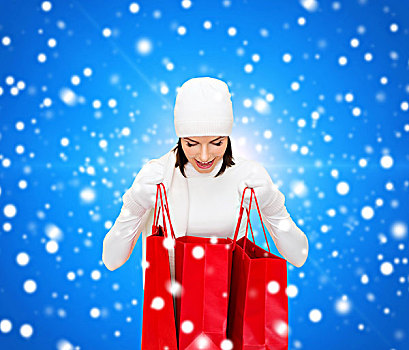 高兴,寒假,圣诞节,人,概念,微笑,少妇,白色,帽子,连指手套,红色,购物袋,上方,蓝色,雪,背景