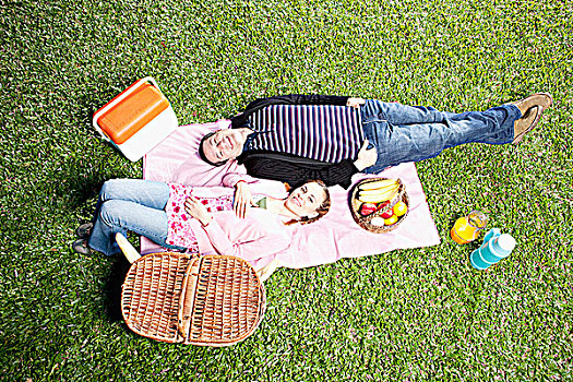 俯拍,伴侣,躺着,野餐毯