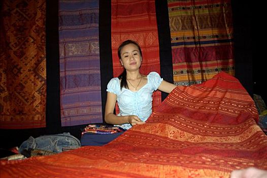 女青年,销售,丝绸,布,夜市,琅勃拉邦,老挝